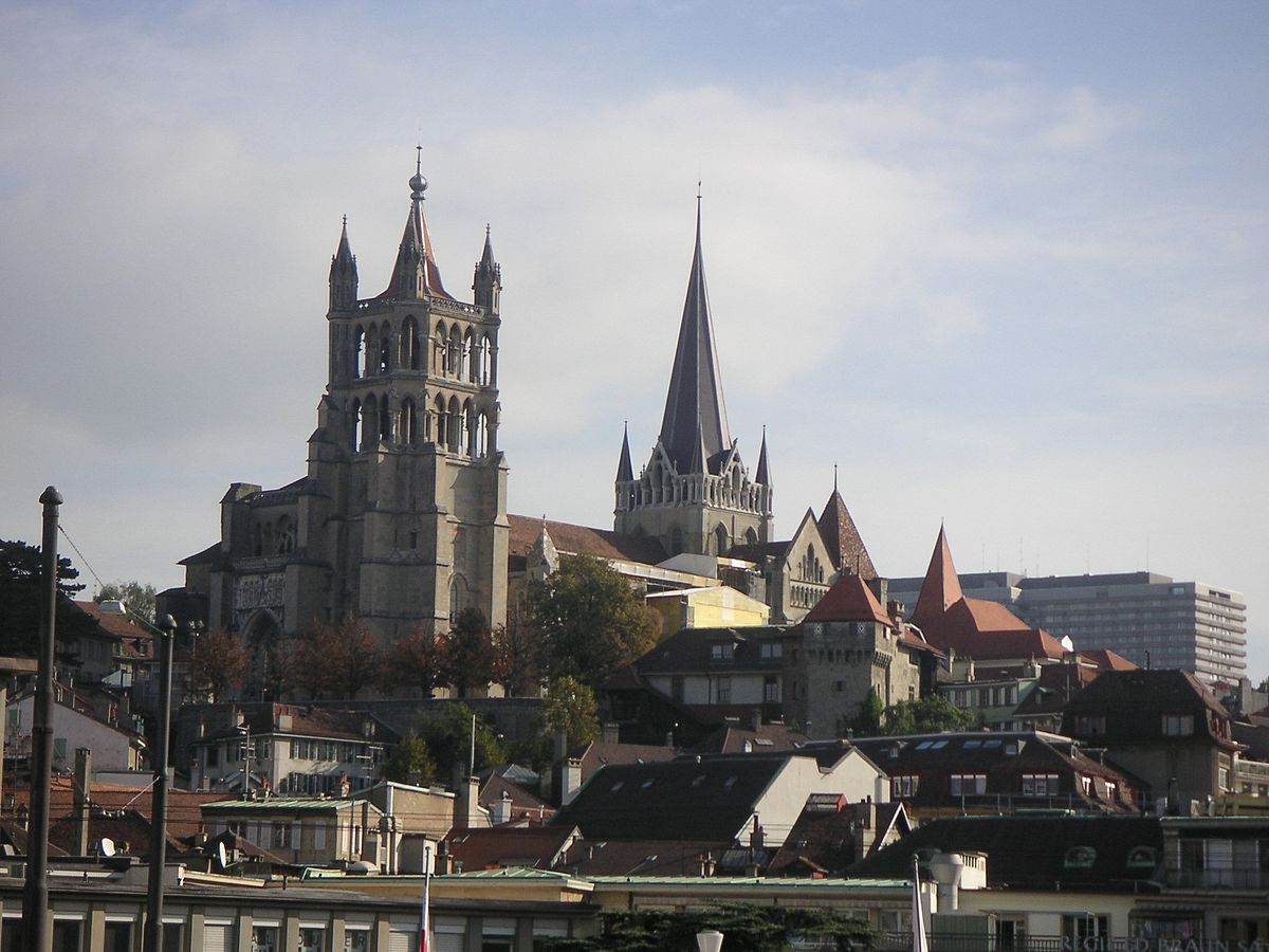 1200px-Cathedral_on_a_hill_in_Lausanne